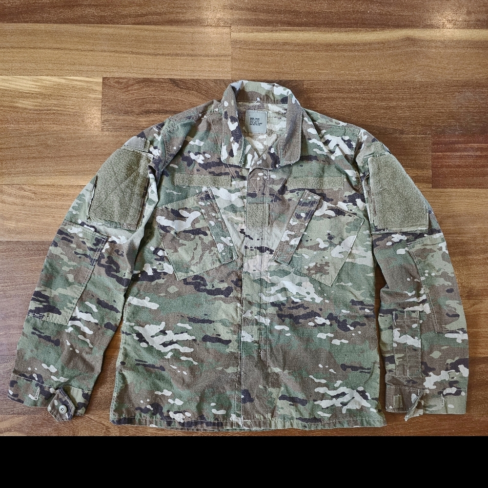 Army Combat Uniform Coat Flame Resistant Insect Repellent Medium Regular Jacket
